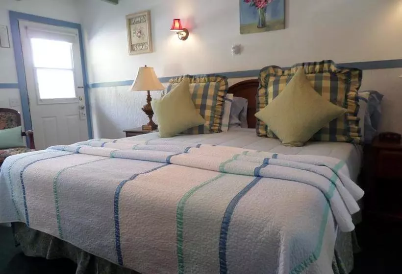 Claddagh Motel & Suites