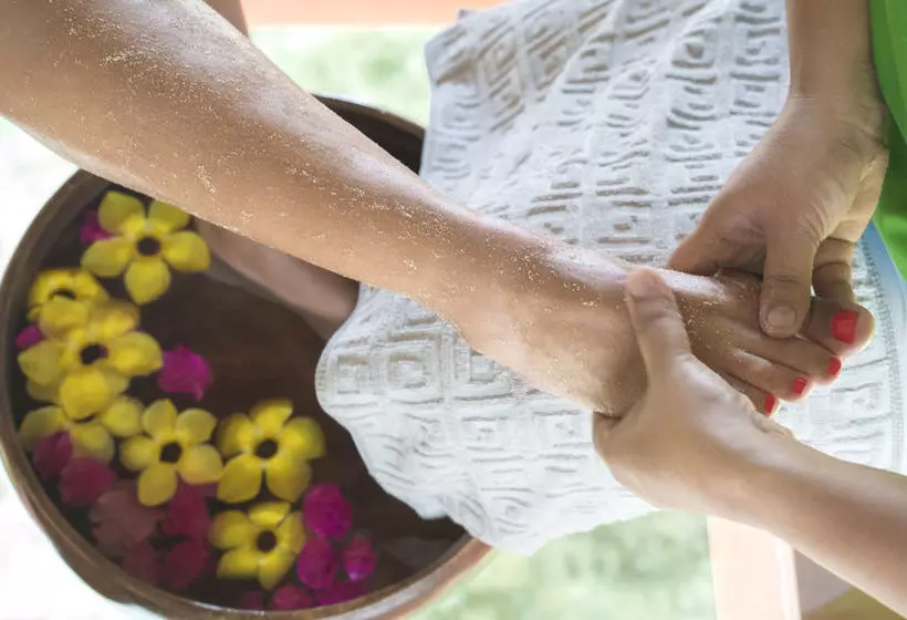 Отель Huma Island Resort & Spa