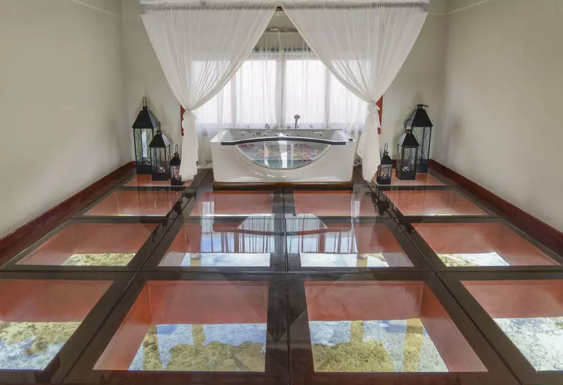 Отель Huma Island Resort & Spa