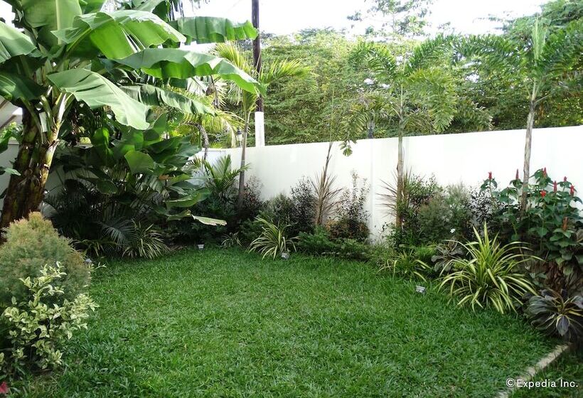 בית מלון כפרי Ipil Suites Puerto Princesa