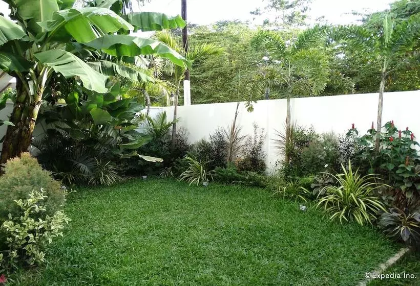 בית מלון כפרי Ipil Suites Puerto Princesa