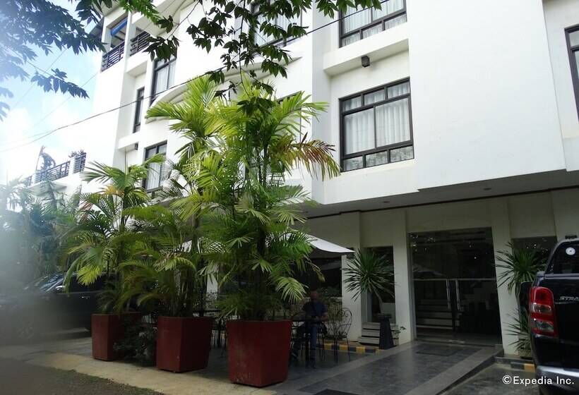 בית מלון כפרי Ipil Suites Puerto Princesa