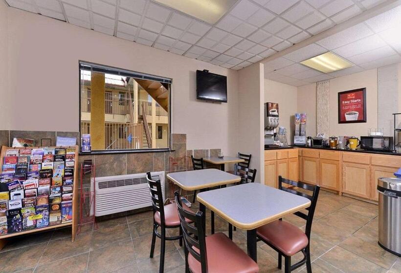 فندق على الطريق Econo Lodge