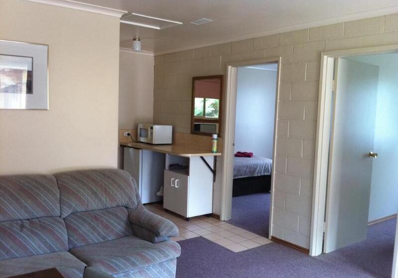 Twelve Apostles Motel & Country Retreat