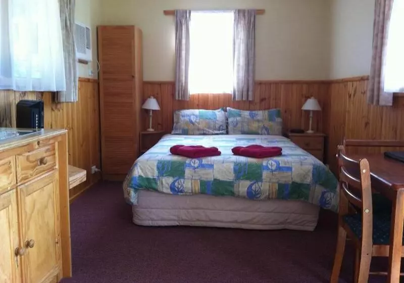 Twelve Apostles Motel & Country Retreat