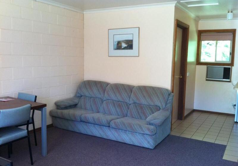 Twelve Apostles Motel & Country Retreat