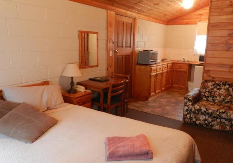 Twelve Apostles Motel & Country Retreat