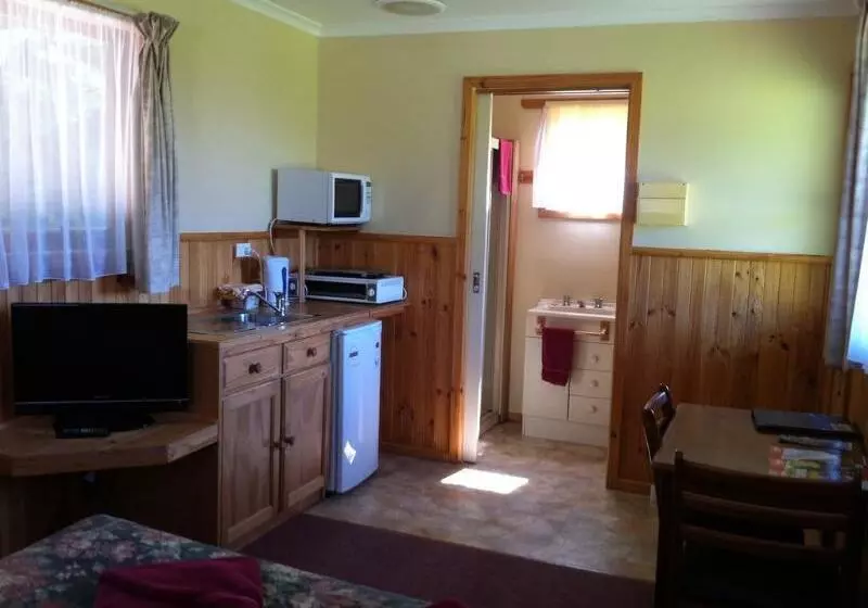 Twelve Apostles Motel & Country Retreat