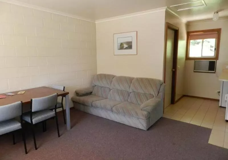 Twelve Apostles Motel & Country Retreat