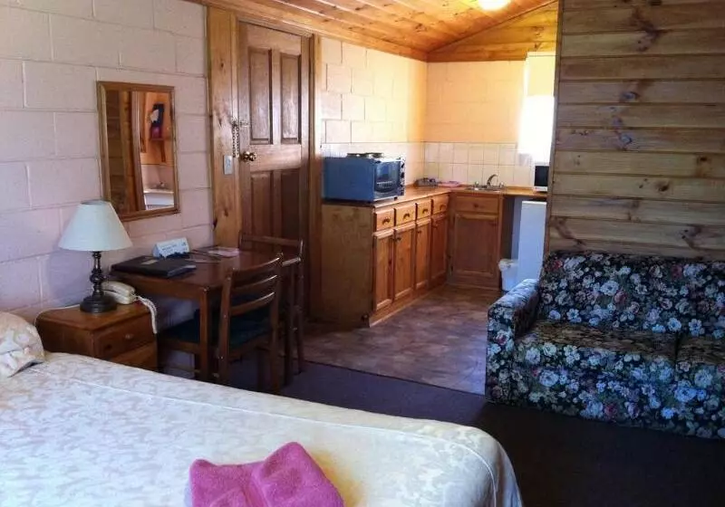 Twelve Apostles Motel & Country Retreat