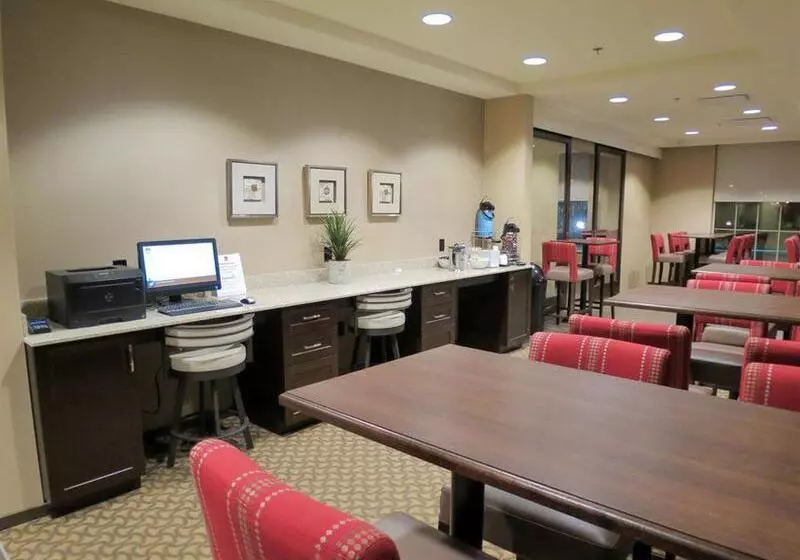 Отель Comfort Suites Regina