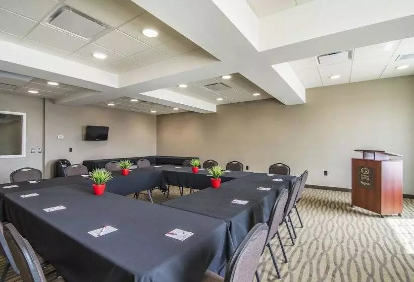 Отель Comfort Suites Regina