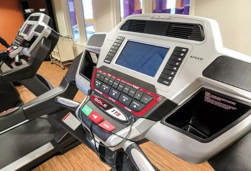 Отель Comfort Suites Regina