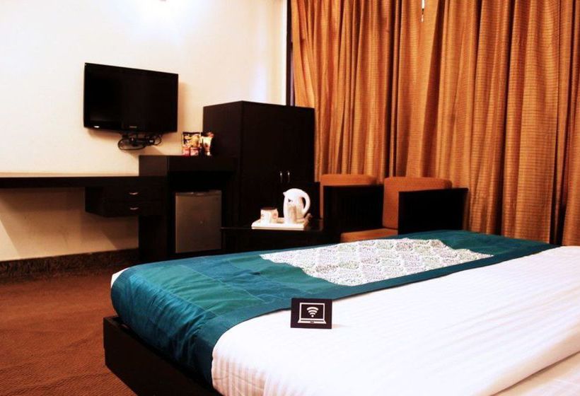 בית מלון כפרי Oyo Premium Rajourigarden Metrostation 2