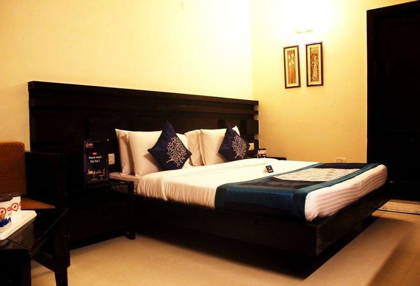 בית מלון כפרי Oyo Premium Rajourigarden Metrostation 2