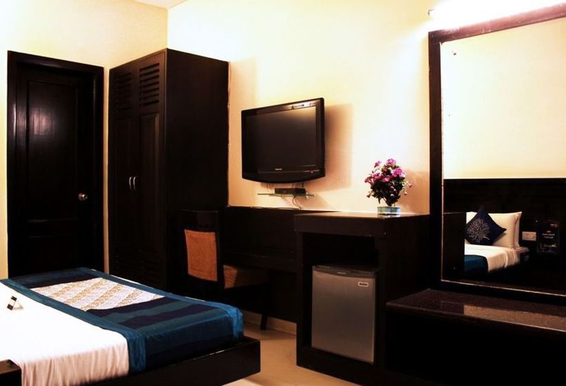 בית מלון כפרי Oyo Premium Rajourigarden Metrostation 2