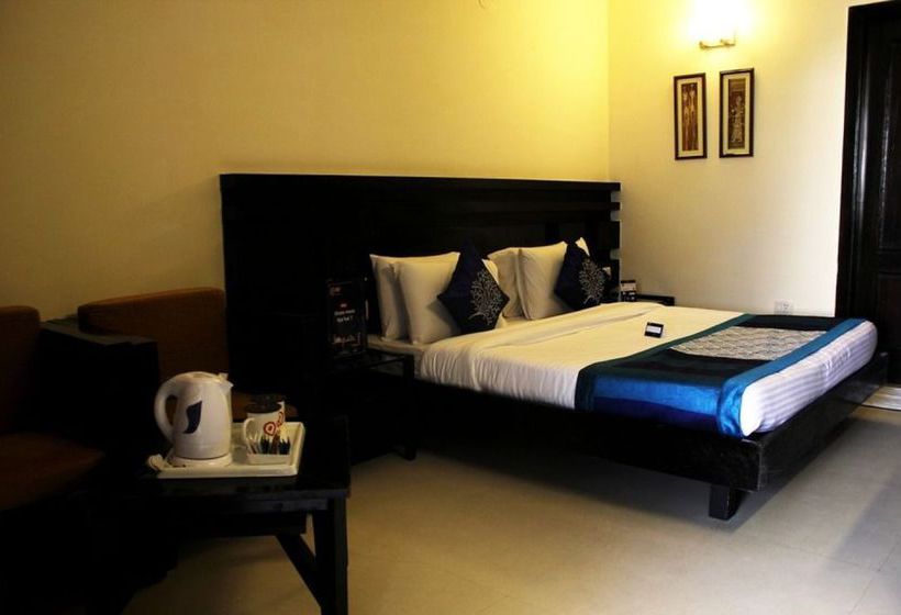 בית מלון כפרי Oyo Premium Rajourigarden Metrostation 2