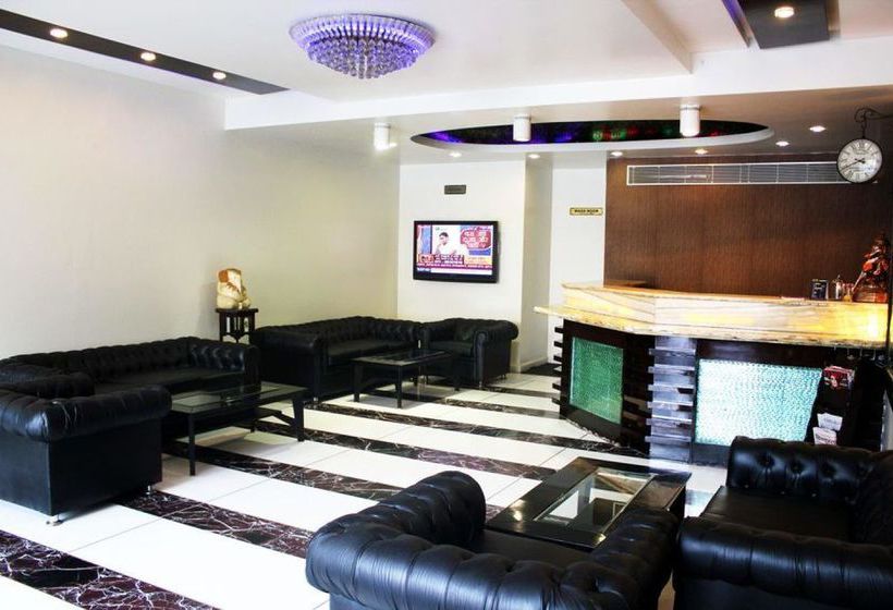 בית מלון כפרי Oyo Premium Rajourigarden Metrostation 2