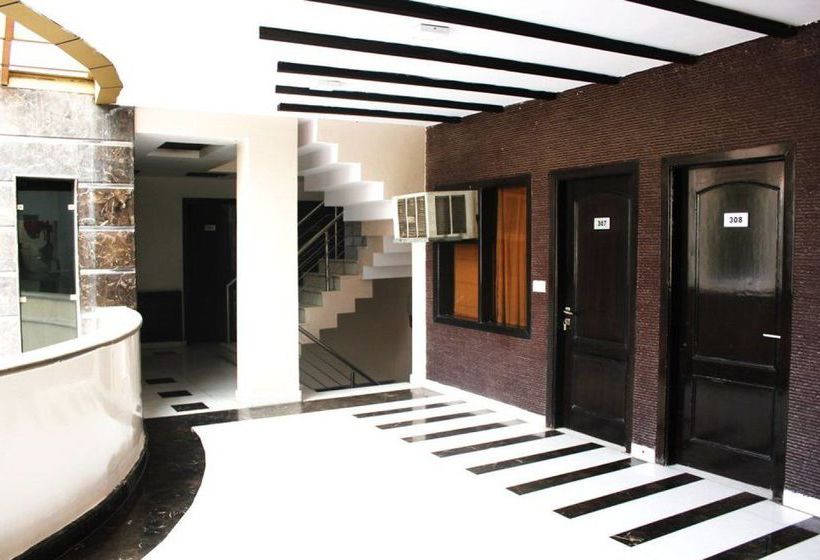 בית מלון כפרי Oyo Premium Rajourigarden Metrostation 2