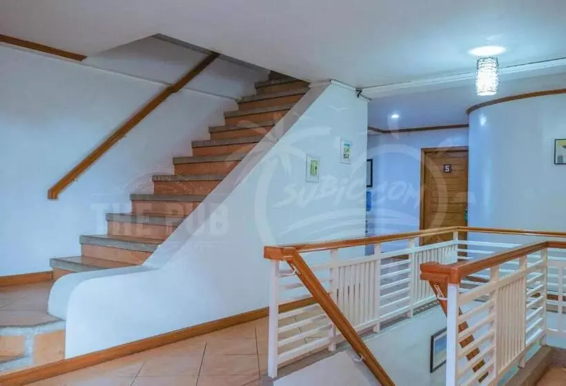 בית מלון כפרי The Pub