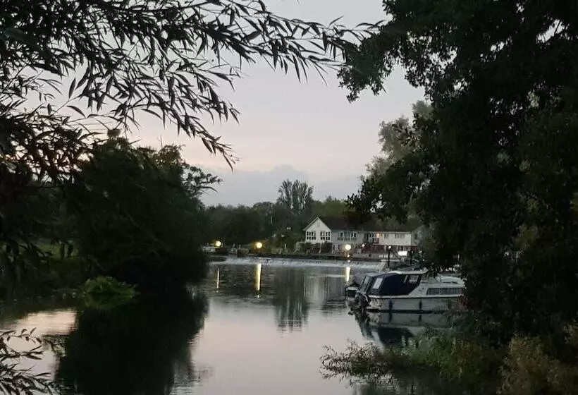 호텔 The Riverside Inn