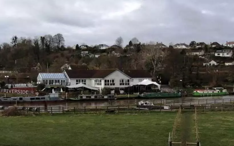 호텔 The Riverside Inn