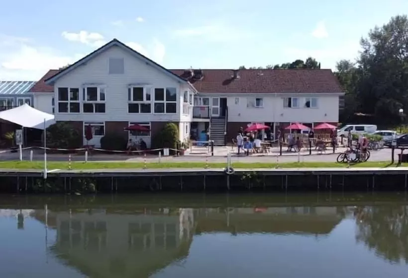 호텔 The Riverside Inn