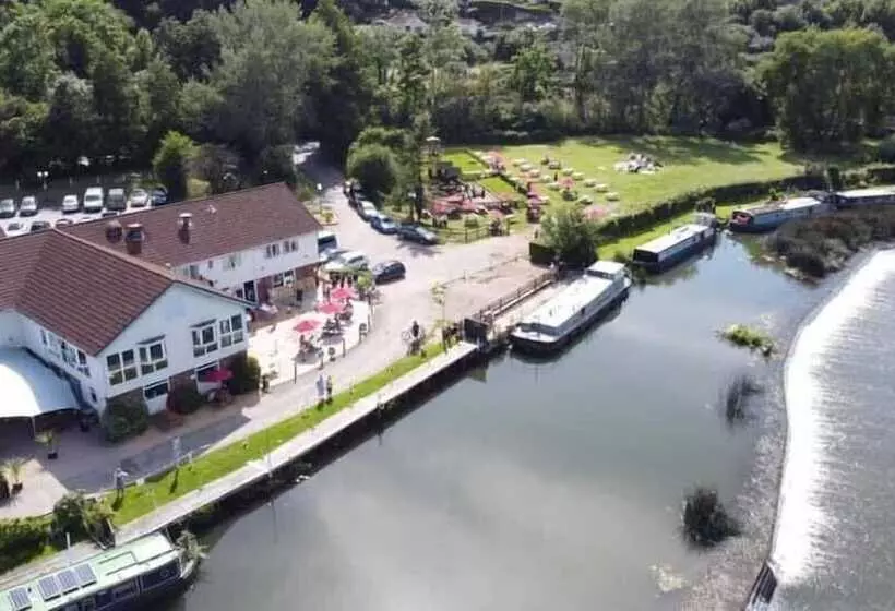 호텔 The Riverside Inn