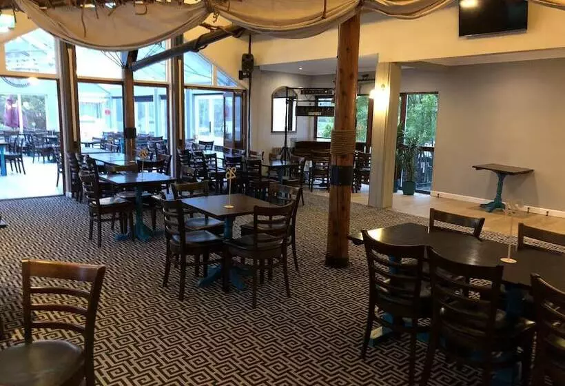 호텔 The Riverside Inn