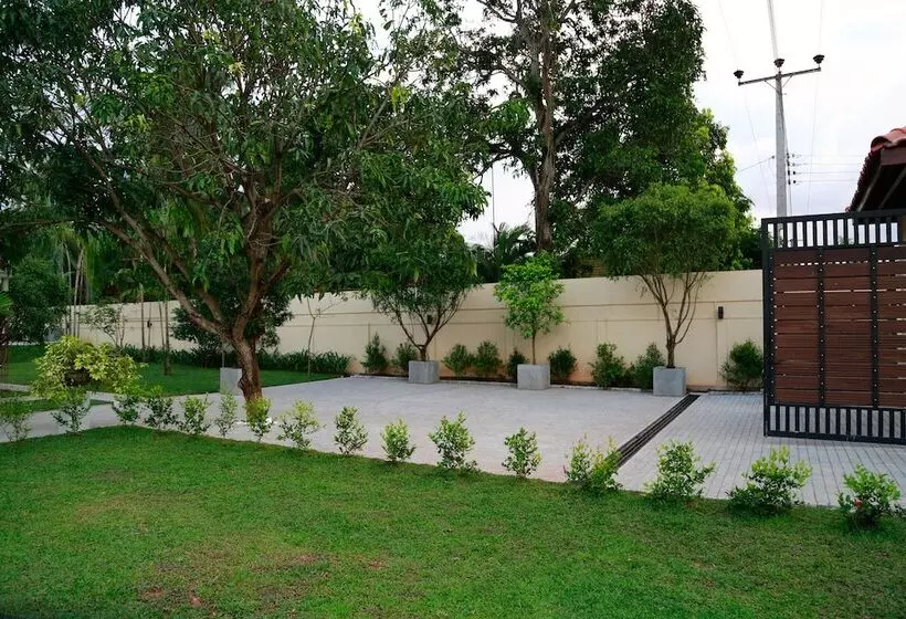 Отель Tranquil Negombo Boutique