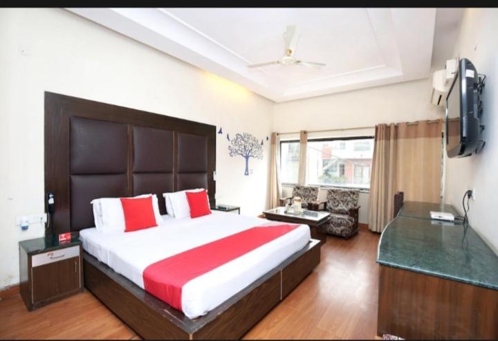 Отель Zo Amar Sector 17 Isbt