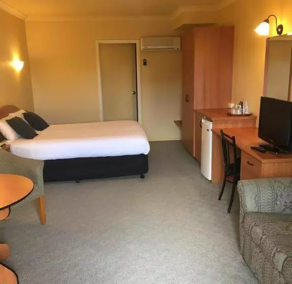 Hopkins House Motel & Apartments