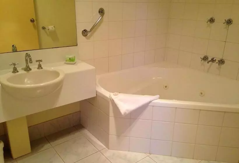 Hopkins House Motel & Apartments