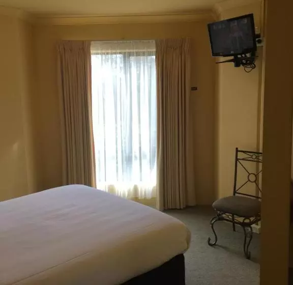 Hopkins House Motel & Apartments