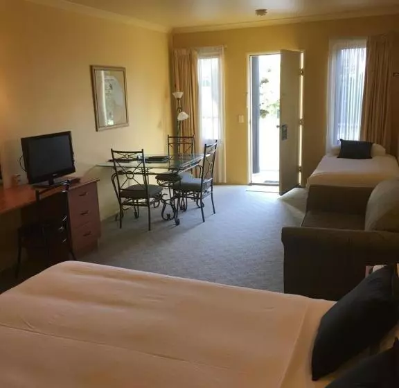 Hopkins House Motel & Apartments