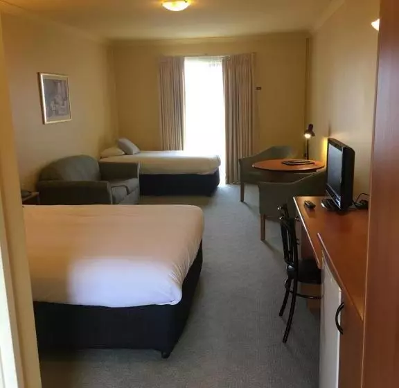 Hopkins House Motel & Apartments