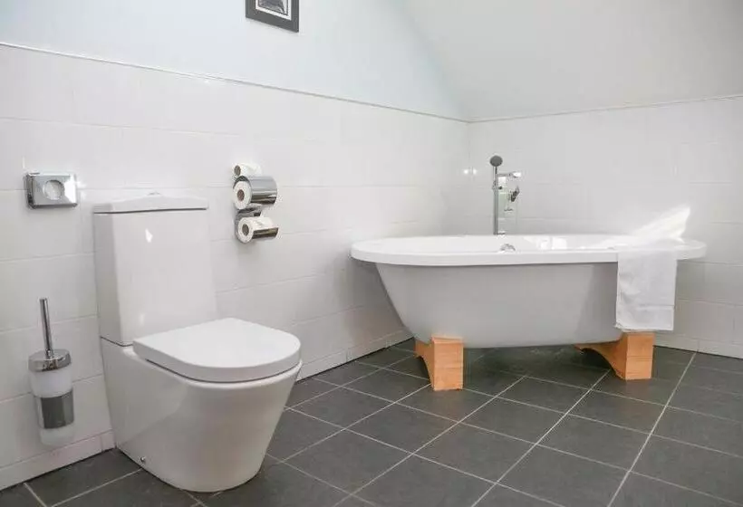 Отель The Maypole At Wellow