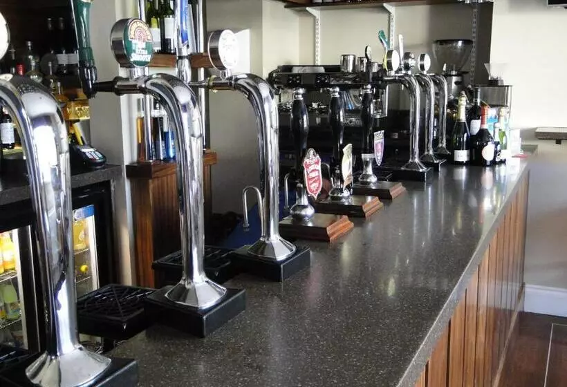 Отель The Maypole At Wellow