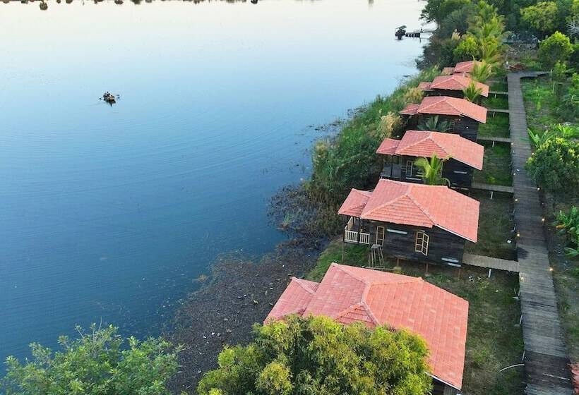 Lomakeskus Pangarh Lake Retreat