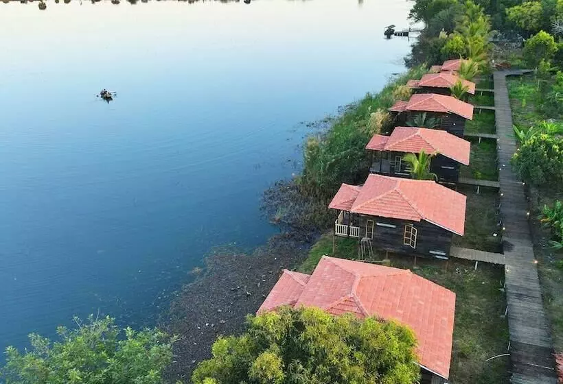 Lomakeskus Pangarh Lake Retreat
