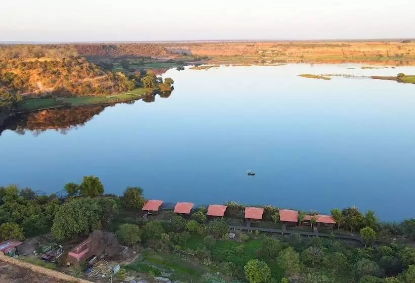 Lomakeskus Pangarh Lake Retreat