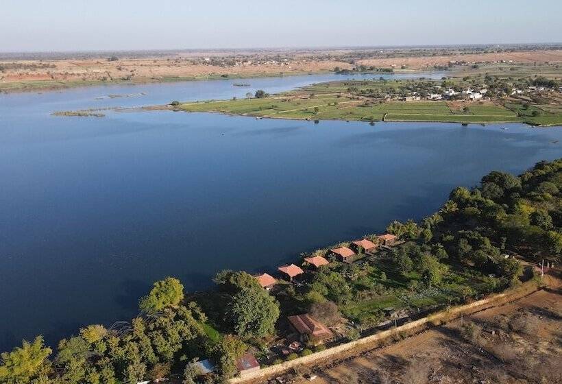 Lomakeskus Pangarh Lake Retreat