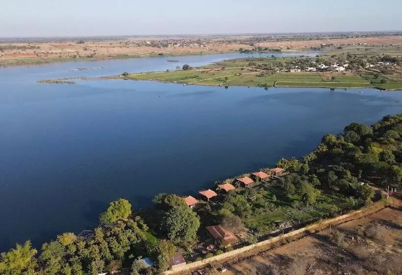 Lomakeskus Pangarh Lake Retreat
