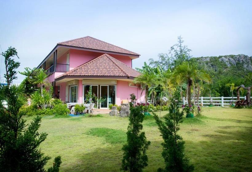 בית מלון כפרי Nam Talay Resort