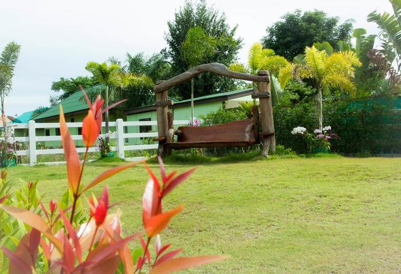 בית מלון כפרי Nam Talay Resort