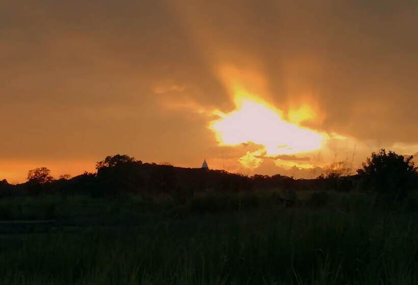 בית מלון כפרי Sisira Natural Lodge   Sigiriya