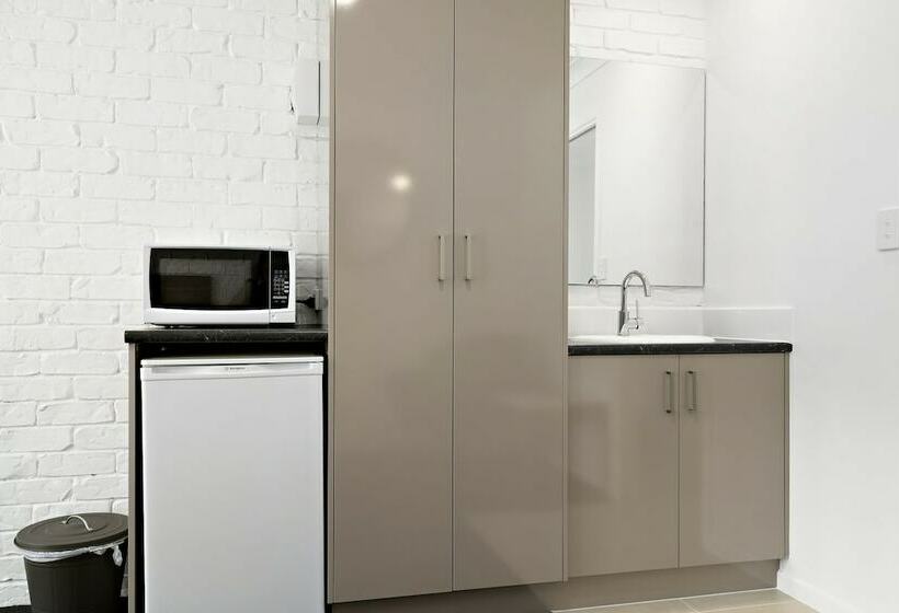 Beachmere Palms Motel