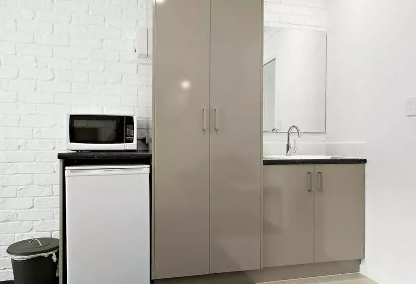 Beachmere Palms Motel