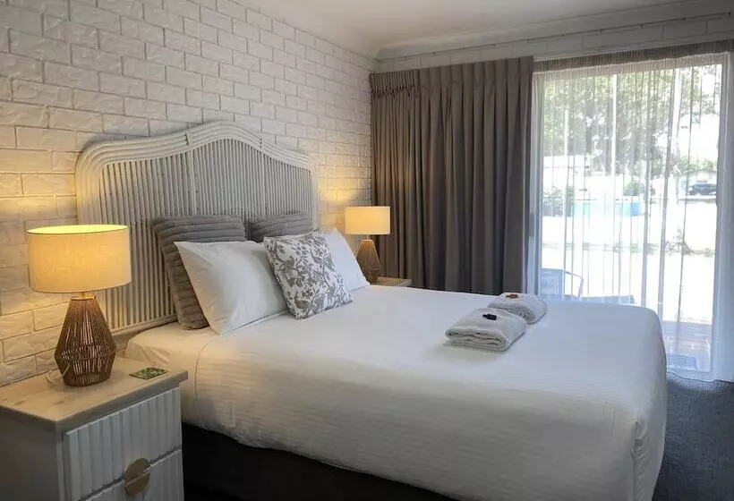 Beachmere Palms Motel