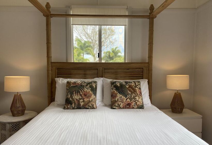 Beachmere Palms Motel